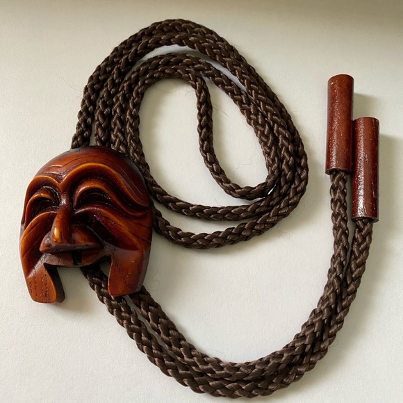 Vintage Korean Hahoe Comedy Face Mask Carved Resin Ceremonial Bolo Tie - Picture 1 of 9
